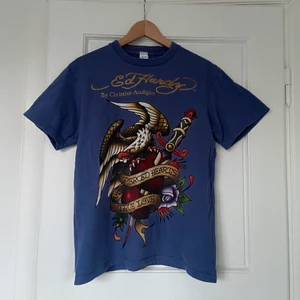 Ed Hardy t-shirt  - Nice, lite overaize och baggy ed Hardy t-shirt. Inga fläckar osv. Riktig snygg