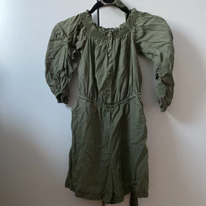 Byxdress - Byxdress från zara. Har blivigt lite liten på sista tiden. Skärpet hör till och kostar inget extra. 100kr + frakt