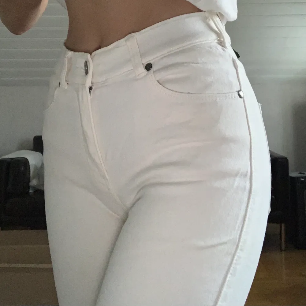 Vita skinny jeans av Dr Denim. Använda väldigt lite, mycket god kvalitet, de är också väldigt sköna. Jeans & Byxor.