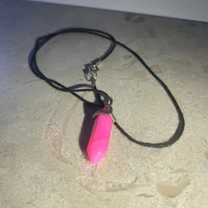 Diamant/kristall halsband  - En superfin rosa kristall halsband i bra skick. Allt funkar som det ska, finns bara väldigt lite missfärgning som man kan se på andra bilden. Pris: 35kr plus 13kr frakt. Skriv vid frågor eller funderingar 🦋