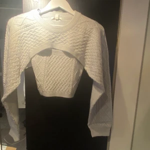 Kabelstickad kort kofta och linne  - Säljer denna korta koftan och tillhörande linne. Bud från 200kr 