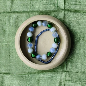 Armband, 2/två stycken - Egengjorda armband, säljes pga används sällan. Gjorda främst i glaspärlor, och stretch tråd. Inre diameter är ca 5cm för båda, yttre omkrets är ca 17 och ca 18 cm. (Om du som kund vill ha spårbar frakt så står du för merkostnader, spårbar frakt kostar totalt 103kr).