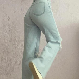 Straight leg jeans - Säljer dessa superfina Jeansen som inte kommer till användning. Storlek 36. 🤍 Skriv för fler bilder💗 Köpt för 400 i somras 
