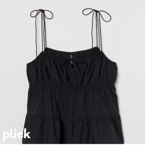 Volang topp - säljer denna fina volang topp ifrån HM, oanvänd för har byt stil. Vacker och fin❤️‍🔥 kontakta för flera frågor eller bilder 