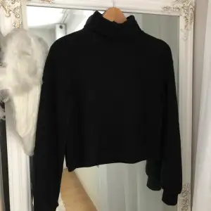 Säljer denna basic svarta tröjan med en liten turtleneck. Den har lite tjockare, ribbat material och är ett bra standard plagg. Hör gärna av dig vid frågor eller om du vill ha fler bilder😁