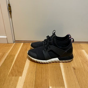Moncler Emilien Running Sneakers - Nypris 4399kr, mitt pris 749kr. Skicket är 7/10 då dom har några ställen där lädret gått upp lite samt att ena framsidan av sulan är lagad men det är inget som syns när dom används. Låda följer också med.