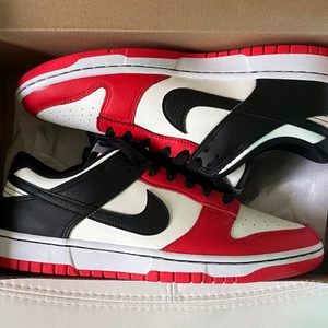 Nike dunk low NBA Chicago  - Nike dunk low NBA Chicago 75th anniversity, aldrig använda eller prövade. Storlek 42,5 / US 9.