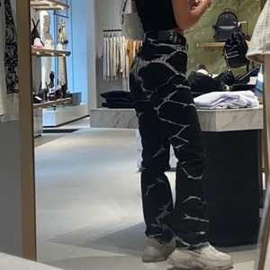 Jeans - Säljer mina coolaste byxor från weekday 😍😍 super snygga men kommer inte till användning längre. 