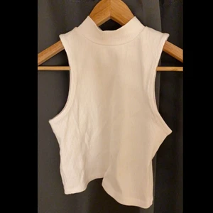 vit tank topp - fin trendig vit topp från lager 157. säljer då jag aldrig får användning för den. toppen är helt oanvänd, endast testad.  🤍🤍🤍