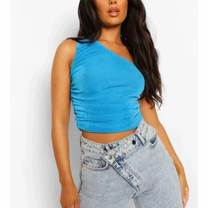 One shoulder Top - Köp från Boohoo. Toppen har en jättefin blå. Använd 2 gånger. Frakt inräknat i priset!💙