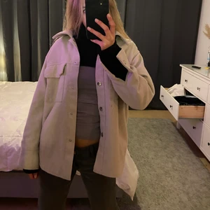 Jacka från monki - Jacka från monki i storlek XS men sitter oversized, använder aldrig köpte den för 600kr säljer för 150kr köparen står för frakt!! Frakten kostar 99kr eller 66kr vet ej förns jag vägt paketet