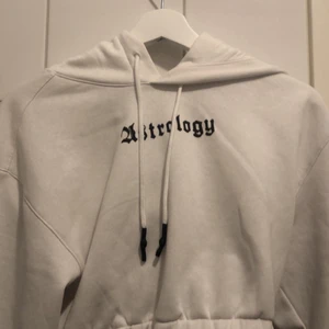 En vit hoodie från hm - En vit hoodie med svart text från hm storlek XS♻️