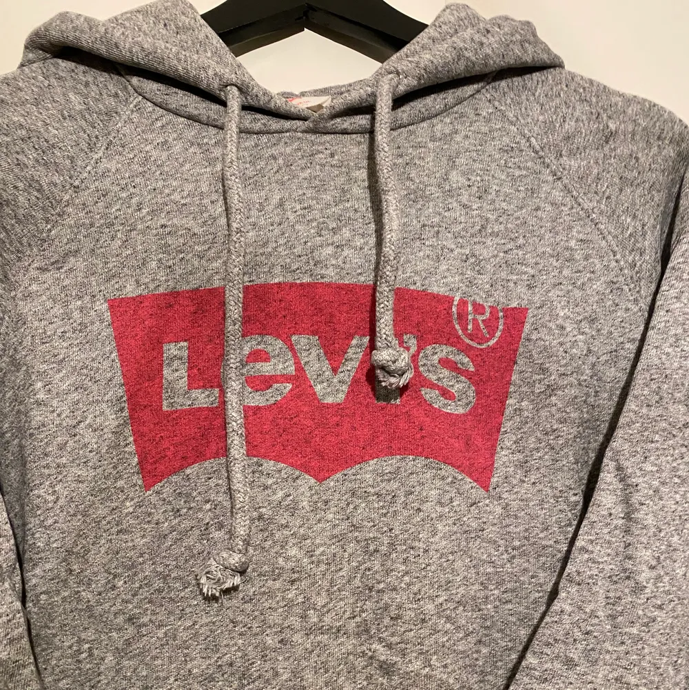 Grå hoodie från Levi’s. Knappt använd så i fint skick. Ordpris ca 700kr . Hoodies.