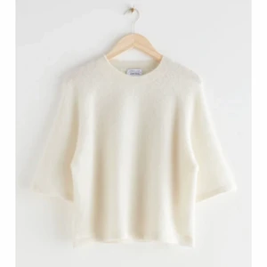 Stickad Tröja från & Other Stories  - ”Boxy Alpacca T-shirt” från & other stories i Storlek S. Superfin vit stickad tröja men kommer ej till användning. Originalpris var 590kr!💕💕just nu är budet på 370!