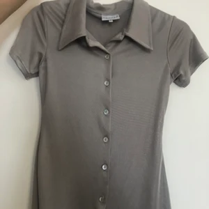 skjorta stl S - storlek S. ganska stretchigt material. möts upp i stockholm eller fraktar. *köpare står för frakt och swishar innan plagget fraktas. 👾💌