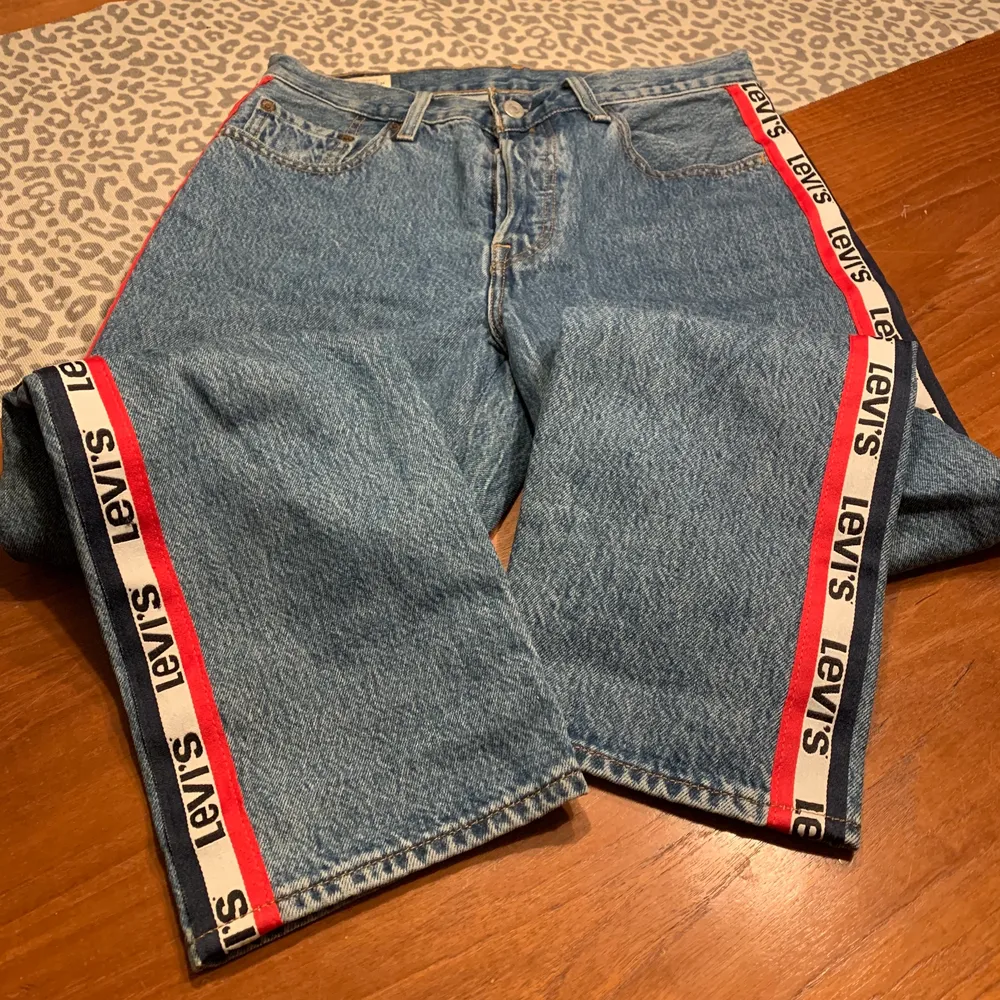 Vintage Levis 501, w27 L26. Passar mig som är 173cm och har 36/38 i storlek. Använda endast fåtal gånger, finns ej i butik längre. Jeans & Byxor.