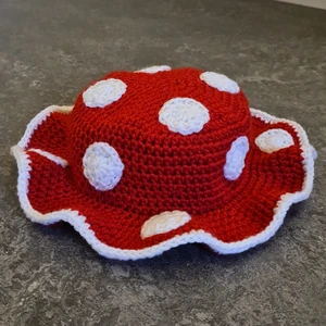 Mushroom bucket hat - Jag virkar denna mushroom bucket hat (svamphatt) till dig på beställning🌻. Kontakta mig om du skulle vilja ha en! Köparen står för frakten🍄