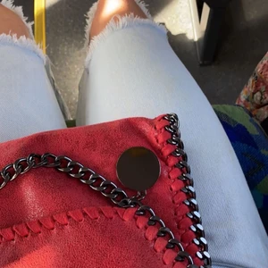 Väska - Säljer min Stella McCartney inspirerade väska, då den tyvärr inte kommer till användning. Är i bra skick och otroligt rymlig❤️