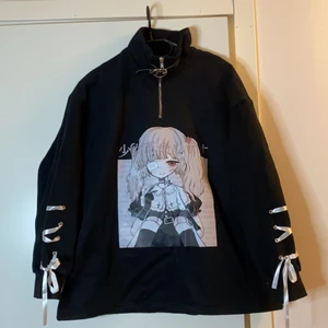 Anime girl sweater  - Super söt tröja på alla sätt men gilla inte riktigt hur den passar på mig så säljer den :).  Verkligen super mjuk. Köpt hos Nibimi. Passar nog bäst på någon lite kortare än mig (170cm) om man vill ha en over Size look. Annars är den Perfekt strl. Kan mötas upp i Sthlm. Tar endast swish. 