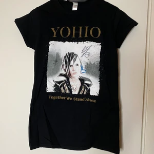 Signerad YOHIO T-shirt  - Signerad tröja från 2014. Bra skick. Dam tröja. Tar endast swish. Köpare står för frakt. Kan mötas i Sthlm 
