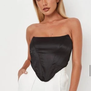 Svart corset top - Säljer denna snygga corset toppen från Missguided i strl 36 med pris lapp kvar 