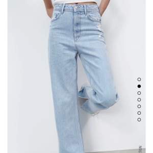 Säljer dessa fina jeans från zara med en slit längst ner! Superfint skick och slutsålda på hemsidan! 