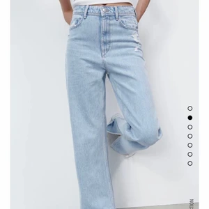 Zara jeans med slit  - Säljer dessa fina jeans från zara med en slit längst ner! Superfint skick och slutsålda på hemsidan! 