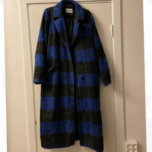 Rutig kappa - Snygg rutig kappa perfekt nu på hösten. Har tyvärr för många kappor så denna kommer inte till användning. Bild 1 är mest lik i färgerna. Frakt tillkommer, endast provad 