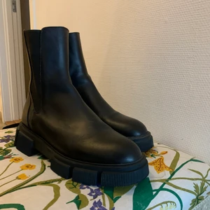 Zara boots - Chunky boots från Zara. Köpta förra året och använda Max 5 gånger. Strl 42 men är små o storleken så skulle säga att de passar allt från 40-42.