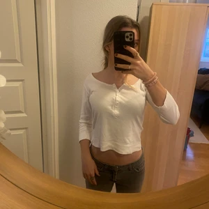 Vit topp🤍 - Säljer denna mjuka basic topp som är så fin och typ lite kort k modellen både k armarna o ”mage”!😍🤍 så fin och andvändbar eftersom att den passar till allt!! Skriv för mer info👌🏽🤍🤍💓!!