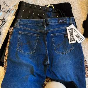 Bootcut jeans storlek s, L 30 waist 28, prislapp e kvar då de e för stora