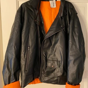 Oversize skinnjacka  - Cool jacka! Säljer pga dubbletter hemma. 