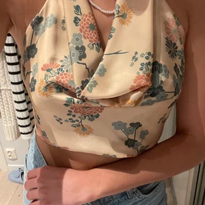 Topp från zara - Mönstrad topp från zara. Strl M,men den är reglerbar så passar en S också.