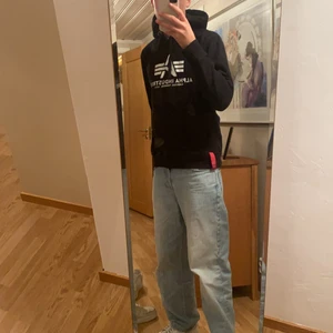 Alpha industries hoodie - Alpha industries hoodie svart svin snygg använder inte längre, köparen står för frakten 