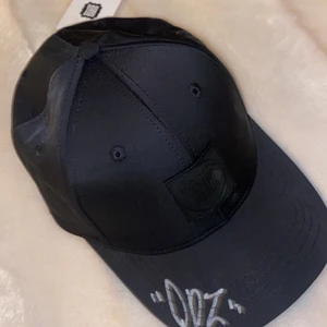 ODZ keps! - Oanvänd odz keps! I nyskick med deras autograf på! Går att justera där bak! Buda, startpris 300kr