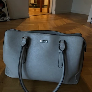 Don Donna väska  - Säljer denna don Donna väskan pga ingen användning, endast legat i rummet utan användning.
