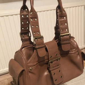 Brun vintage väska - En brun vintage väska som är varm i nyansen. Den rymmer mycket och är i fint skick. Många små fack. Köpte second hand så vet därför inte märke. (Är osäker på om jag ska sälja, men är i behov av pengar)