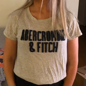 T-shirt - Säljer denna gråa T-shirt Abercrombie & Fitch. Den är i befintligt skick 
