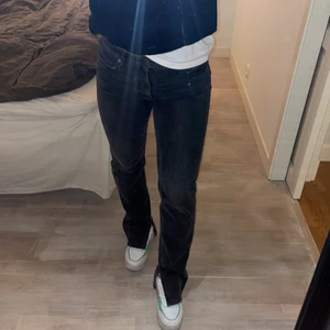Zara jeans - Helt slutsålda gråtvättade jeans från zara ! Superfin passform. Tyvärr får jag ingen användning av dessa fina jeans . Storlek 40. Du står för frakten .😎