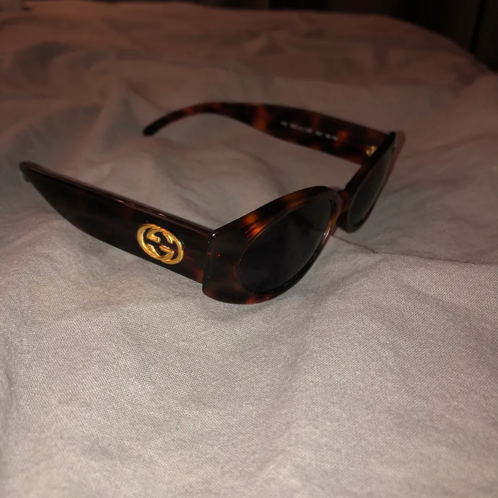 Coola solglasögon från Gucci som aldrig har kommit till någon användning. Fick de i present men dom är köpta för 3000-4000kr. Har tappat bort fodralet. Köparen står för frakt!. Accessoarer.