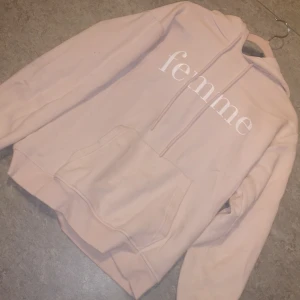 Xs - En rosa hoodie tröja som jätte jätte skön och vacker den helt nyy den är inte använt ☺️. 