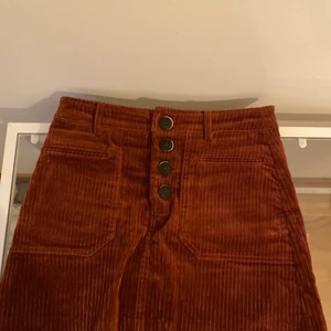 Zara kjol - Kjol från zara i stl S i manchester tyg. Använd hyfsat mycket men i fint skick!