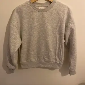 Jag säljer en grå tröja från Gina tricot i stl xs med mjukt tyg på insidan. Fint skick och inte använd mycket!💕