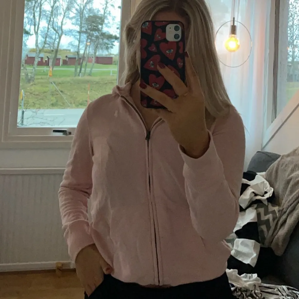 Säljer denna rosa kofta från Ralph Lauren💖💖 Stl L (12-14) passar XS och S. Köparen står för frakten!!. Tröjor & Koftor.