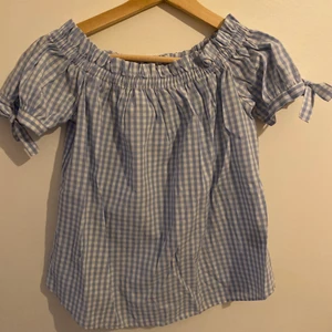 Rutig topp - Säljer en rutig topp som jag tror är från hm i stl 34. Den har rosetter på sidorna. Använd ett par gånger med fint skick!💙