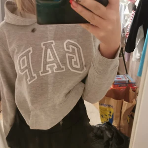 Hoodie  - Grå Hoodie från märket GAP💥Aldrig använd,! skriv för bättre bilder! 250kr+ frakt 