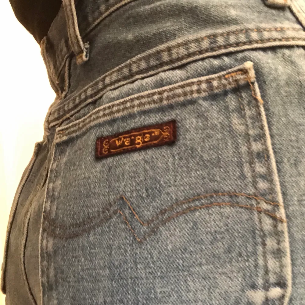 Blå jeans köpta secondhand från märket wrangler💙 slitning vid ena knät! Stl:M!. Jeans & Byxor.