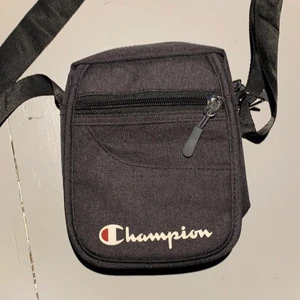 Champion väska - Cool väska från Champion som inte kommer till användning. Väskan har två stora fack och två små. Skriv gärna till mig för fler bilder av väskan eller frågor.