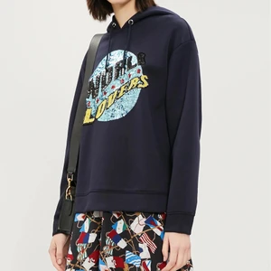 Sandro hoddie - Hoddie från Sandro i fint skick!!! Nypris 2500kt köpt för cirka ett år sedan men knappt använd. Tröjan är i marinblå färg med paljetter på framsidan. Storlek S men den sitter perfekt löst.