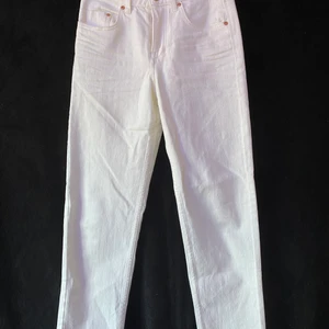 Vita jeans - Aldrig använda, riktigt fina men tyvärr för små för mig runt om midjan.💕(frakt ingår inte. Hör gärna av dej om du är intresserad)